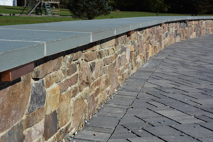 natural stone veneer sitting wall with cap