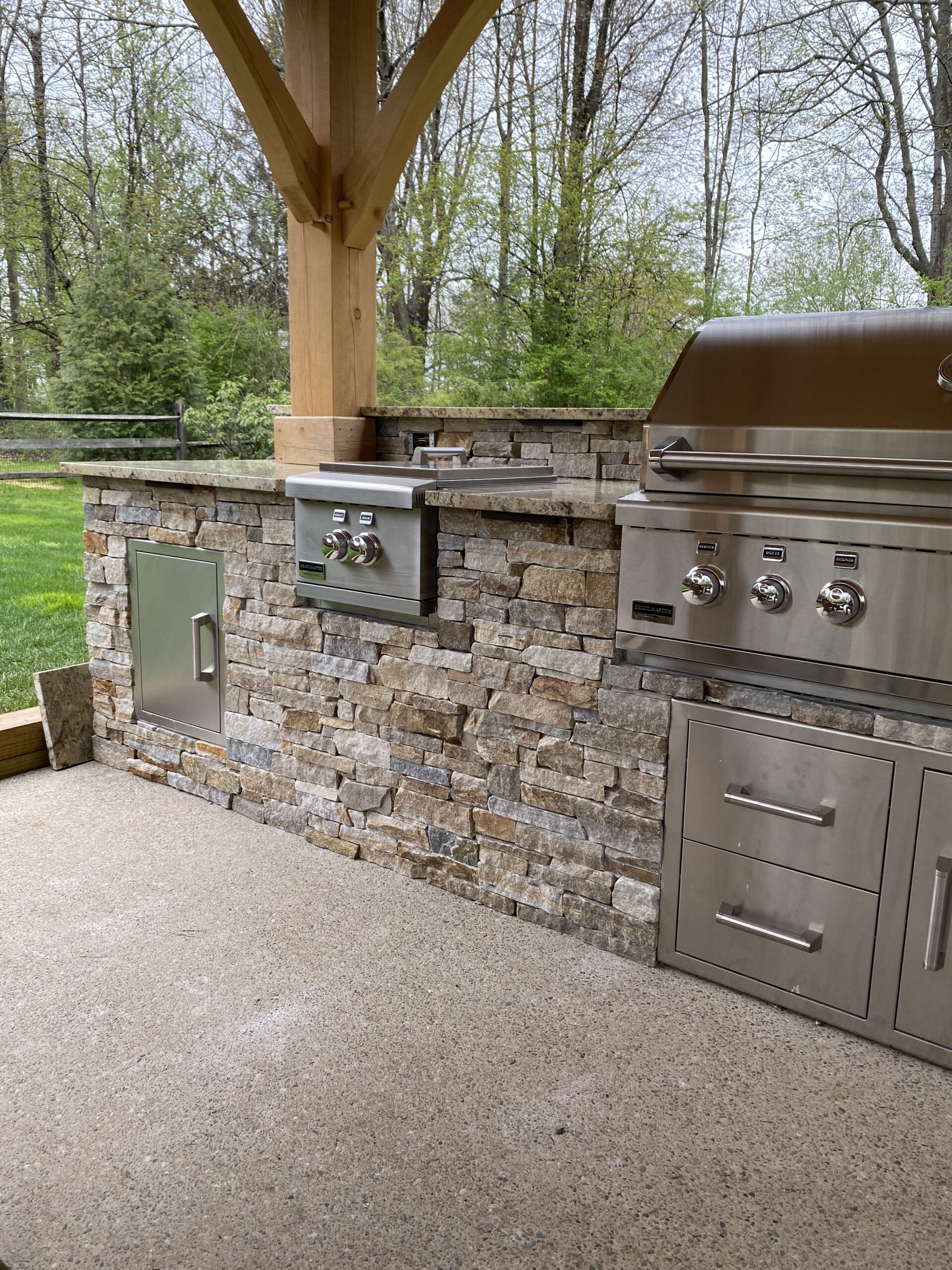 Sawn Thin Stone Veneer Outdoor Kitchen